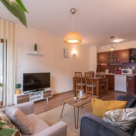 Charming Near Gondola & Bar Street, Cedar 1 Complex Daire Bansko
